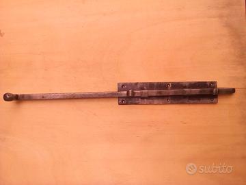 Antico chiavistello in ferro battuto. L 50