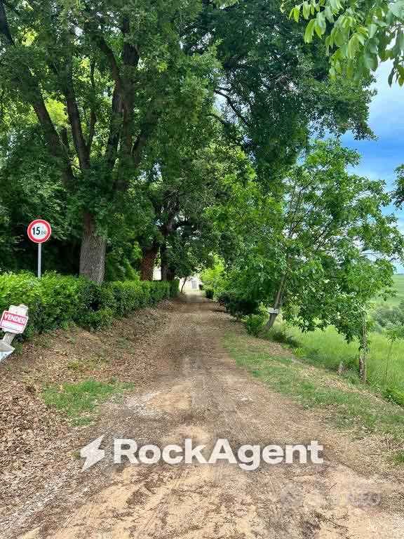 Rustico / Casale di 134 m² con più di 5 locali a M - Vista 2