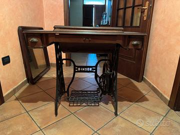 Macchina da cucire Singer vintage con mobile