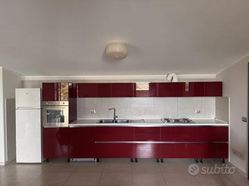 cucina lineare rossa