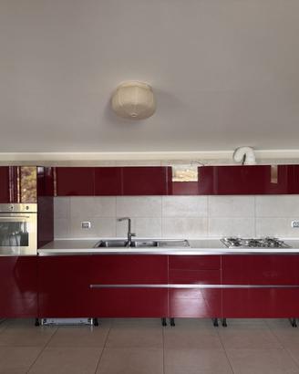cucina lineare rossa