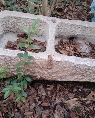 Laip in pietra e grate per finestre 