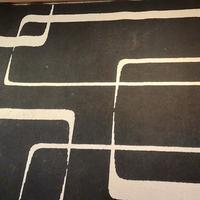 tappeto nero con geometrie bianche