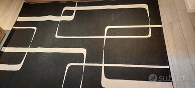 tappeto nero con geometrie bianche