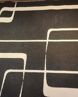 tappeto nero con geometrie bianche