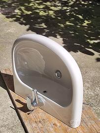lavabo con rubinetto
