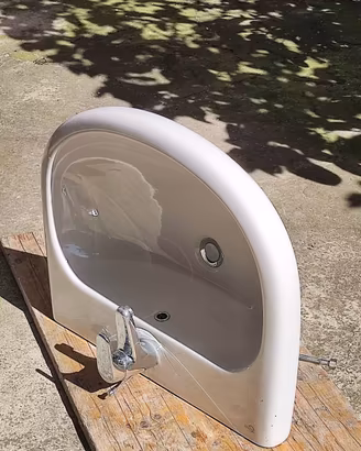 lavabo con rubinetto