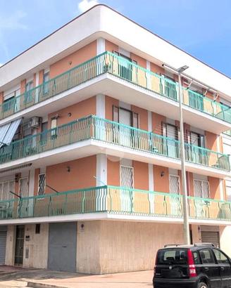 4 LOCALI A MARGHERITA DI SAVOIA