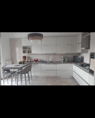 Cucina completa di elettrodomestici