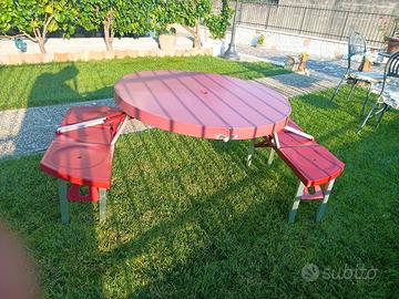 tavolino con sedie pieghevoli 