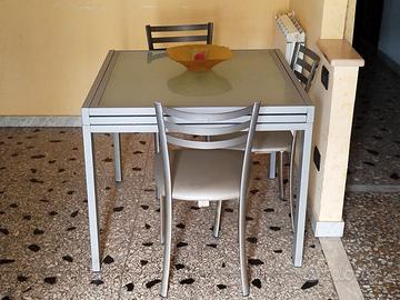 TAVOLO E 4 SEDIE
