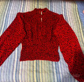 Blusa nera e rosa animalier