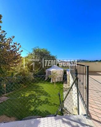 APPARTAMENTO CON GIARDINO, CORTE PRIVATA E GARAGE