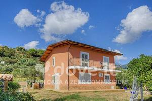 Villa di 200 m² con 5 locali a Falerna