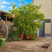 INDIPENDENTE da ristrutturare con giardino e box