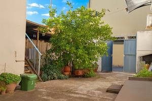 INDIPENDENTE da ristrutturare con giardino e box