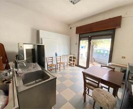 Ampio locale commerciale con cortile