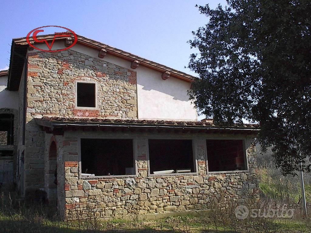 Rustico / Casale di 325 m² con più di 5 locali a T - Vista 3