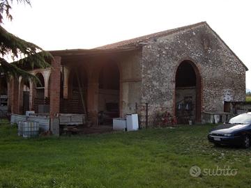 Vendita ex stalla con terreno di pertinenza