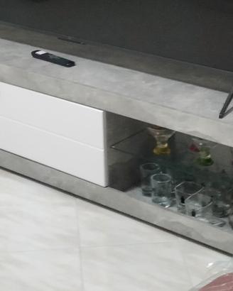 mobile porta TV ancora con la pellicola 