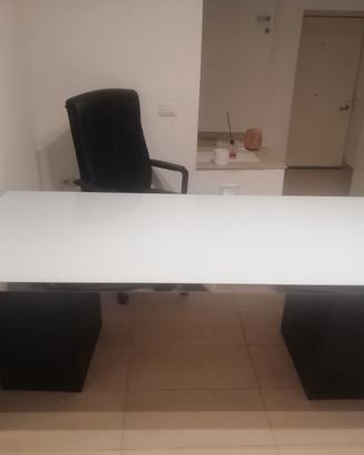 Scrivania Ikea acciaio e vetro bianco lucido