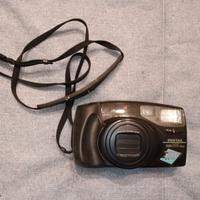 varie macchine foto digitali e una classica