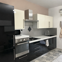 Cucina Moderna Completa – Nero Lucido e Crema Mobi