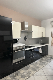 Cucina Moderna Completa – Nero Lucido e Crema Mobi