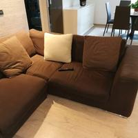 Divano angolare marrone scuro come nuovo – alta qu
