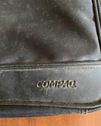 Custodia per computer di colore nero