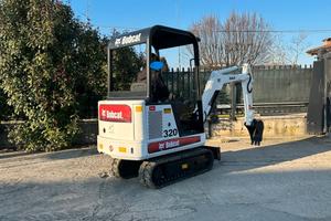E215 Mini escavatore 16 q Bobcat 320
