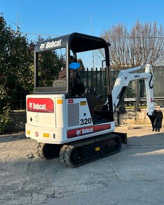 E215 Mini escavatore 16 q Bobcat 320