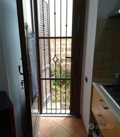 Porta a grata e finestra a grata colore bronzo