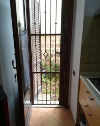 Porta a grata e finestra a grata colore bronzo