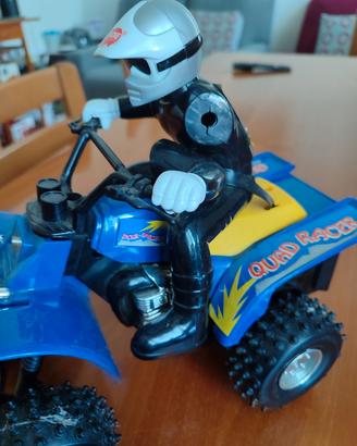 quad con pilota radiocomandato