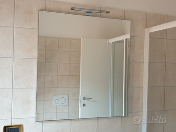 Arredo bagno: Specchio e faretto