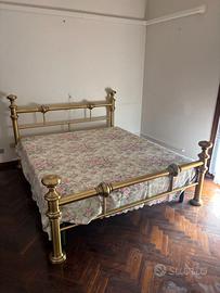 letto in ottone con rete integrata a doghe