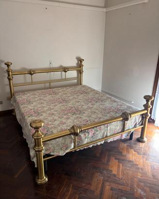 letto in ottone con rete integrata a doghe