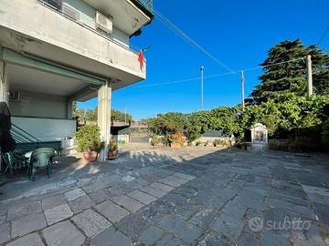 Indipendente 13 vani con cortile di 540 mq