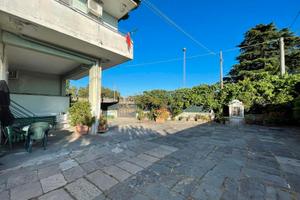 Indipendente 13 vani con cortile di 540 mq