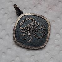 Ciondolo medaglietta scorpione in argento 800