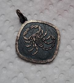 Ciondolo medaglietta scorpione in argento 800