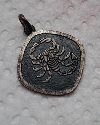 Ciondolo medaglietta scorpione in argento 800