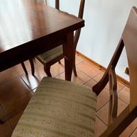 Tavolo con sedie e mobile da sala