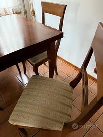 Tavolo con sedie e mobile da sala