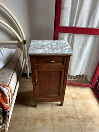 Comodino antico con base di marmo