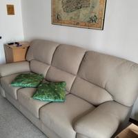 Divano in simil pelle tre posti e scarpiera 