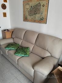 Divano in simil pelle tre posti e scarpiera 