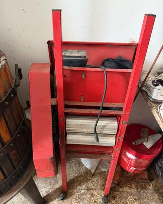 Pigiatrice elettrica per uva