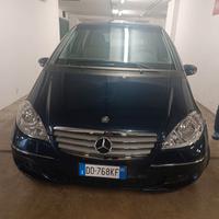 Signora anziana vende macchina Mercedes classe A